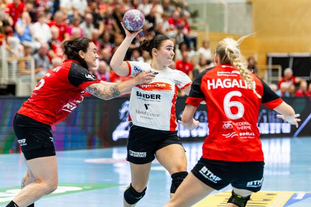 30.09.2026, GER, Handball, Frauen, Saison 2026 2027, DHB-Pokal 2.Runde-Achtelfinale, Thueringer HC - HSG Blomberg-Lippe Elin Rosa Magnusdottir (HSG Blomberg-Lippe), Macela Arounian (Thueringer HC,36), Alfa Bra Oddsdottir Hagalin (Thueringer HC,6) 99947 Bad Langensalza Salza Halle Sporthalle Mehrz Thüringen Deutschland