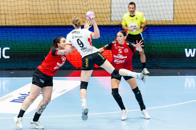 30.09.2026, GER, Handball, Frauen, Saison 2026 2027, DHB-Pokal 2.Runde-Achtelfinale, Thueringer HC - HSG Blomberg-Lippe Nieke Kuehne (HSG Blomberg-Lippe), Macela Arounian (Thueringer HC,36), Luca Csikos (Thueringer HC,5) 99947 Bad Langensalza Salza Halle Sporthalle Mehrz Thüringen Deutschland