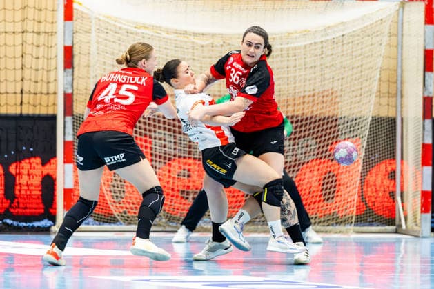 30.09.2026, GER, Handball, Frauen, Saison 2026 2027, DHB-Pokal 2.Runde-Achtelfinale, Thueringer HC - HSG Blomberg-Lippe Jolina Huhnstock (Thueringer HC,45), Elin Rosa Magnusdottir (HSG Blomberg-Lippe), Macela Arounian (Thueringer HC,36) 99947 Bad Langensalza Salza Halle Sporthalle Mehrz Thüringen Deutschland