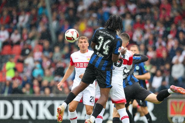 Hendry Aron Blank (SpVgg Greuther Fuerth, 34) kann den Kopfball von Deniz Undav (VfB Stuttgart, 26) verhindern GER, VfB Stuttgart vs. SpVgg Greuther Fuerth, Fussball, Freundschaftsspiele - Herren, Spielzeit 2026 2027, 01.10.2026 GER, VfB Stuttgart vs. SpVgg Greuther Fuerth, Fussball, Freundschaftsspiele - Herren, Spielzeit 2026 2027, 01.10.2026 Aspach Copyright: xEibner-Pressefoto SoerenxHerwegx EP_SHG