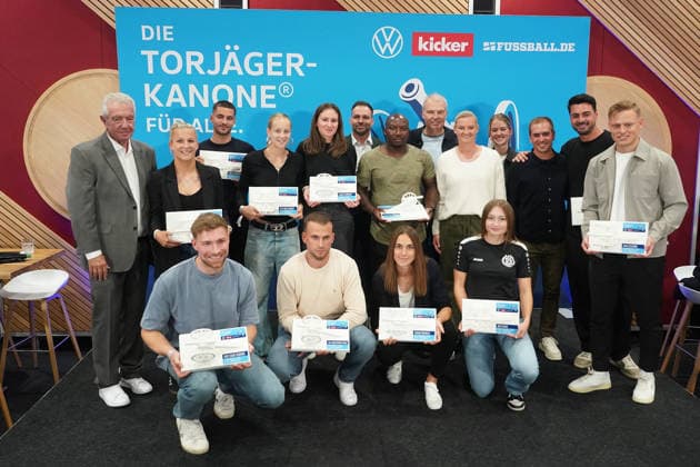 Preisträger der Torjägerkanone für Alle des Kicker und DFB mit Alexandra Popp und Philipp Lahm - München 01.10.2026: Deutschland vs. Serbien, UEFA Nations League, 3. Spieltag, Allianz Arena