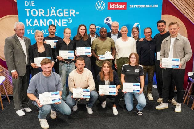 Preisträger der Torjägerkanone für Alle des Kicker und DFB mit Alexandra Popp und Philipp Lahm - München 01.10.2026: Deutschland vs. Serbien, UEFA Nations League, 3. Spieltag, Allianz Arena
