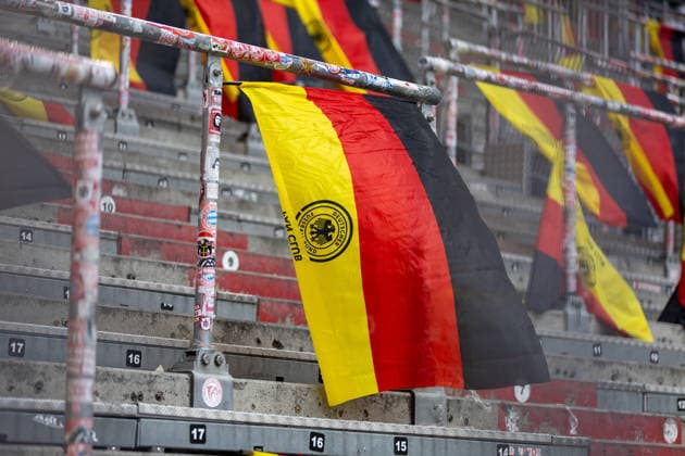 Fussball: UEFA Nations League 2026 - 2027, 3. Spieltag - Deutschland vs Serbien - Allianz-Arena (München) : Fahnen von den Fans Copyright: xMichellexLukax