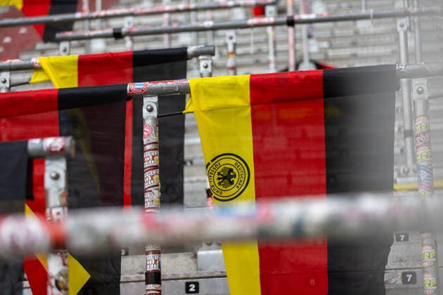 Fussball: UEFA Nations League 2026 - 2027, 3. Spieltag - Deutschland vs Serbien - Allianz-Arena (München) : Fahnen von den Fans Copyright: xMichellexLukax