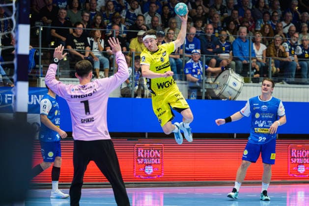 Matija Spikic (ThSV Eisenach, 01), Kasper Thorsen Lien (TVB Stuttgart, 07) im Wurf, Felix Aellen (ThSV Eisenach, 22) GER, ThSV Eisenach gegen TVB Stuttgart, 1. Opel Handballbundesliga, Handball, 7. Spieltag, Saison 2026 2027, 19.00 Uhr, 01.10.2026 GER, ThSV Eisenach gegen TVB Stuttgart, 1. Opel Handballbundesliga, Handball, 7. Spieltag, Saison 2026 2027, 19.00 Uhr, 01.10.2026 Eisenach Copyright: xMartinxHerbstx