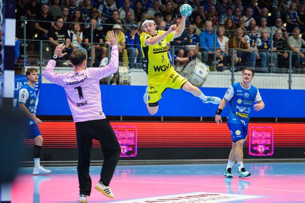 Matija Spikic (ThSV Eisenach, 01), Kasper Thorsen Lien (TVB Stuttgart, 07) im Wurf, Felix Aellen (ThSV Eisenach, 22) GER, ThSV Eisenach gegen TVB Stuttgart, 1. Opel Handballbundesliga, Handball, 7. Spieltag, Saison 2026 2027, 19.00 Uhr, 01.10.2026 GER, ThSV Eisenach gegen TVB Stuttgart, 1. Opel Handballbundesliga, Handball, 7. Spieltag, Saison 2026 2027, 19.00 Uhr, 01.10.2026 Eisenach Copyright: xMartinxHerbstx