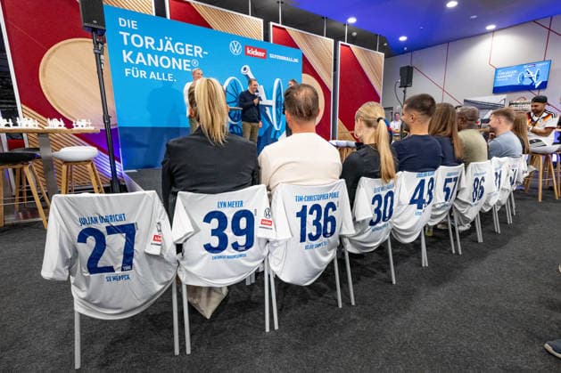 Alexandra Popp (Fussballerin, Olympiasiegerin) und Philipp Lahm (Fussballer, Weltmeister 2014) auf der Buehne bei der Ehrung der besten Goalgetter im Deutschen Amateurfussball in der Volkswagen VW Media Lounge mit dem Motto Torjaegerkanone fuer alle, davor auf den Stuehlen die Gewinner der einzelnen Ligen GER, Deutschland vs. Serbien, Fussball, UEFA Nations League, Ligaphase Liga A, 3. Spieltag, Spielzeit 2026 2027, 01.10.2026 (DFL DFB REGULATIONS PROHIBIT ANY USE OF PHOTOGRAPHS as IMAGE SEQUENCES and or QUASI-VIDEO). Foto: HMB Media Heike Feiner Copyright: HMBxMedia HeikexFeiner