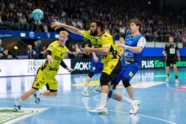 Mohamed Amine Darmoul (TVB Stuttgart, 70), Tillman Leu (ThSV Eisenach, 99), Torben Matzken (TVB Stuttgart, 22) GER, ThSV Eisenach gegen TVB Stuttgart, 1. Opel Handballbundesliga, Handball, 7. Spieltag, Saison 2026 2027, 19.00 Uhr, 01.10.2026 GER, ThSV Eisenach gegen TVB Stuttgart, 1. Opel Handballbundesliga, Handball, 7. Spieltag, Saison 2026 2027, 19.00 Uhr, 01.10.2026 Eisenach Copyright: xMartinxHerbstx