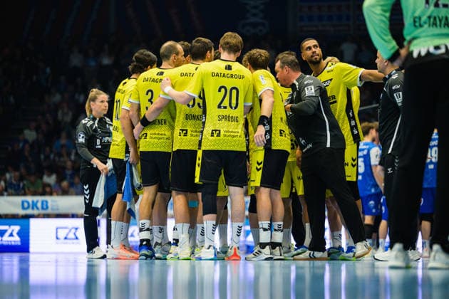 Letzte Unterbrechung, Julien Sproessig (TVB Stuttgart, 20), Kai Haefner (TVB Stuttgart, 34), Malte Donker (TVB Stuttgart, 39), Misha Kaufmann (TVB Stuttgart, Trainer), Dario Sanz de Nicolas (TVB Stuttgart, 10), Philipp Ahouansou (TVB Stuttgart, 05) GER, ThSV Eisenach gegen TVB Stuttgart, 1. Opel Handballbundesliga, Handball, 7. Spieltag, Saison 2026 2027, 19.00 Uhr, 01.10.2026 GER, ThSV Eisenach gegen TVB Stuttgart, 1. Opel Handballbundesliga, Handball, 7. Spieltag, Saison 2026 2027, 19.00 Uhr, 01.10.2026 Eisenach Copyright: xMartinxHerbstx