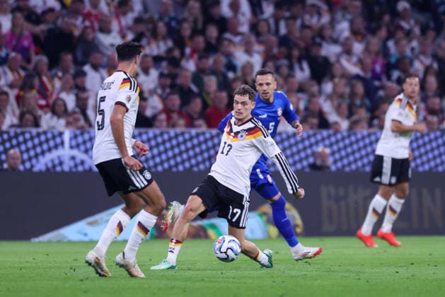 Philipp Treu (Deutschland, 13) mit Ball mit Aleksandar Pavlovic (Deutschland, 05) und Nemanja Maksimovic (Serbien, 05), GER, Deutschland vs. Serbien, Fussball, UEFA Nations League, 3. Spieltag, Saison 2026 2027, 01.10.2026, GER, Deutschland vs. Serbien, Fussball, UEFA Nations League, 3. Spieltag, Saison 2026 2027, 01.10.2026 Muenchen Copyright: xEibner-Pressefoto JennixMaulx EP_JML