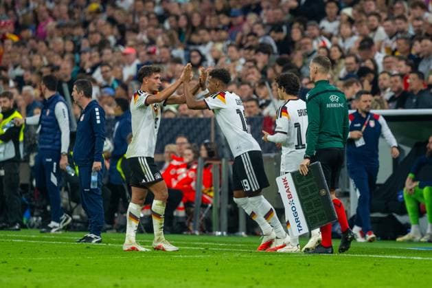 Fußball, Herren, Saison 2026 27, UEFA Nations League (Liga A, Gruppe 2, 3. Spieltag) in München, Deutschland - Serbien, v. l. Tom Bischof (Deutschland), Bambase Conte (Deutschland), Mika Baur (Deutschland), 01.10.2026, Copyright: xMatthiasxKochx