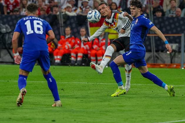 Said El Mala 7 (Deutschland) zieht ab aufs Tor, mit Kosta Nedeljkovic 2 (Serbien), Deutschland vs. Serbien, Fussball, DFL, DFB, UEFA Nations League, Saison 2026 2027, Gruppenphase, Gruppe B, Spieltag 3 von 6, 01.10.2026 Muenchen Bayern Deutschland