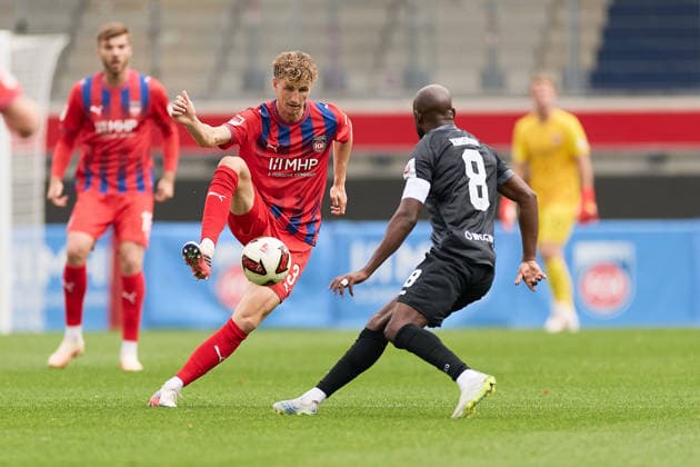 Zweikampf, Duell zwischen Jan Schoeppner (1.FC Heidenheim, 03) und David Kinsombi (FC Wuerzburger Kickers, 08) GER, 1. FC Heidenheim 1846 e. V. vs. FC Wuerzburger Kickers, Fussball, Freundschaftsspiele - Herren, Spielzeit 2026 2027, 02.10.2026 GER, 1. FC Heidenheim 1846 e. V. vs. FC Wuerzburger Kickers, Fussball, Freundschaftsspiele - Herren, Spielzeit 2026 2027, 02.10.2026 Heidenheim an der Brenz Copyright: xEibner-Pressefoto GeraldxOelze-dexStoppanyx EP_ODS
