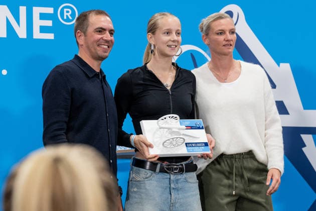 Philipp Lahm (Fussballer, Weltmeister 2014) und Alexandra Popp (Fussballerin, Olympiasiegerin) mit Elfie Wellhausen (Hertha BSC Berlin, 30 Tore in Liga 3) bei der Ehrung der besten Goalgetter im Deutschen Amateurfussball in der Volkswagen VW Media Lounge mit dem Motto Torjaegerkanone fuer alle GER, Deutschland vs. Serbien, Fussball, UEFA Nations League, Ligaphase Liga A, 3. Spieltag, Spielzeit 2026 2027, 01.10.2026 (DFL DFB REGULATIONS PROHIBIT ANY USE OF PHOTOGRAPHS as IMAGE SEQUENCES and or QUASI-VIDEO). Foto: HMB Media Heike Feiner Copyright: HMBxMedia HeikexFeiner