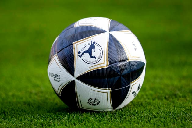 Ein Ball der Marke Erima Senzor-Star Match, Regionalliga Südwest liegt auf dem Rasen und zeigt das Ligalogo, Logo der Liga, offizieller Spielball, official Match Ball, Symbolfoto, Symbolbild, Symbol, Freisteller, Einzelbild, Einzelfoto, 02.10.2026, Sandhausen (Deutschland), Fussball, Regionalliga Südwest, SV Sandhausen - 1. FC Kaiserslautern II