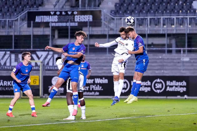 v.li.: David Mamutovic (SVS, 7), Nicklas Shipnoski (FCK, 7), beim Kopfball, Kopfballduell, Spielszene, Zweikampf in der Luft, Aktion, Action, 02.10.2026, Sandhausen (Deutschland), Fussball, Regionalliga Südwest, SV Sandhausen - 1. FC Kaiserslautern II