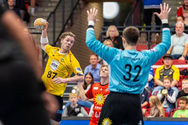 (L-R) Jesper Schmidt (HSC 2000 Coburg, 87) im Torwurf gegen Leon Grabenstein (TuS N-Luebbecke, 32) GER, TuS N-Luebbecke vs. HSC 2000 Coburg, Handball, 2. Bundesliga, 6. Spieltag, Spielzeit 2026 2027, 02.10.2026 GER, TuS N-Luebbecke vs. HSC 2000 Coburg, Handball, 2. Bundesliga, 6. Spieltag, Spielzeit 2026 2027, 02.10.2026 Luebbecke Copyright: xEibner-Pressefoto JanxRollingerx EP_JSK