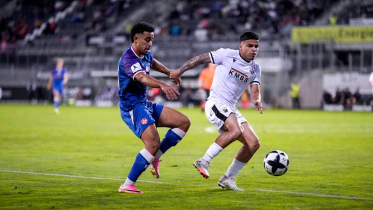 v.li.: Nassim El Ouarti (FCK, 33), Seyhan Yigit (SVS, 22), Zweikampf, Spielszene, Duell, duel, tackle, tackling, Dynamik, Action, Aktion, 02.10.2026, Sandhausen (Deutschland), Fussball, Regionalliga Südwest, SV Sandhausen - 1. FC Kaiserslautern II