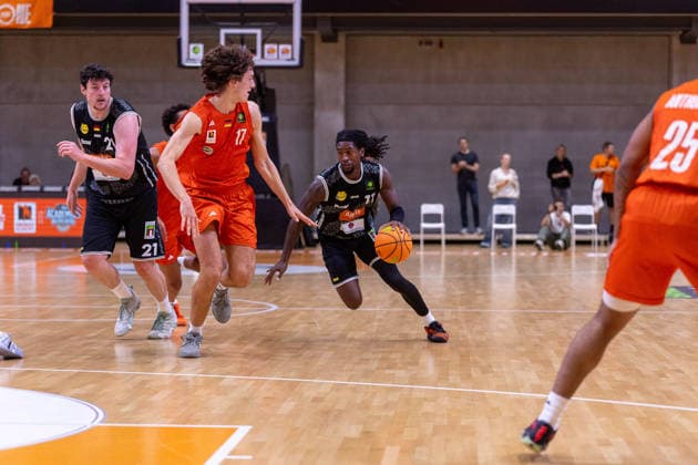 Tobias Rainer Holbach (OrangeAcademy, 17) Tyrel Morgan (Kreisbau Kirchheim Knights, 11) GER, OrangeAcademy vs. Kreisbau Kirchheim Knights, Barmer 2. Basketball Bundesliga, 2. Spieltag, Saison 2026 2027, 02.10.2026 GER, OrangeAcademy vs. Kreisbau Kirchheim Knights, Barmer 2. Basketball Bundesliga, 2. Spieltag, Saison 2026 2027, 02.10.2026 Neu-Ulm Copyright: xEibner-Pressefoto NinaxSanderx EP_NSR