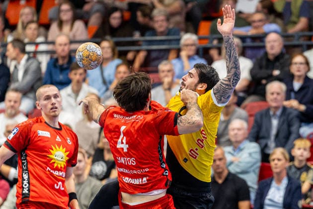 (L-R) Max Santos (TuS N-Luebbecke, 04) im Zweikampf mit Savvas Savvas (HSC 2000 Coburg, 10) GER, TuS N-Luebbecke vs. HSC 2000 Coburg, Handball, 2. Bundesliga, 6. Spieltag, Spielzeit 2026 2027, 02.10.2026 GER, TuS N-Luebbecke vs. HSC 2000 Coburg, Handball, 2. Bundesliga, 6. Spieltag, Spielzeit 2026 2027, 02.10.2026 Luebbecke Copyright: xEibner-Pressefoto JanxRollingerx EP_JSK