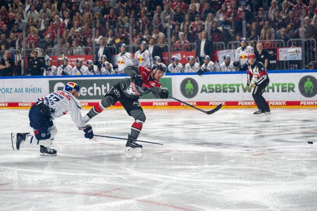 Taro Hirose (EHC Red Bull Muenchen 17), kann Marco Noebels (Koelner Haie, 92) nicht am Torschuss zum 1:0 hindern. Koelner Haie vs. EHC Red Bull Muenchen, Eishockey, Penny DEL, 05. Spieltag, Saison 2026 2027, 02.10.2026 Koelner Haie vs. EHC Red Bull Muenchen, Eishockey, Penny DEL, 05. Spieltag, Saison 2026 2027, 02.10.2026 Koeln Copyright: xEibner-Pressefoto ThomasxHaeslerx EP_THR