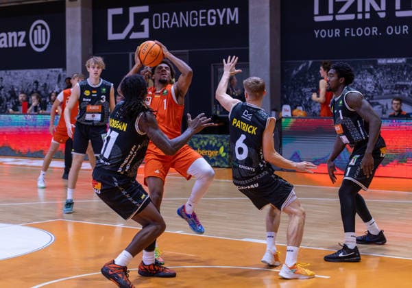 Namori Omog (Orange Academy Ulm, 01) beim Wurf gegen Tyrel Morgan (Kreisbau Kirchheim Knights, 11), Johannes Patrick (Kreisbau Kirchheim Knights, 06) & Philip Alston (Kreisbau Kirchheim Knights, 01). GER, Kreisbau Knights vs. SBB Baskets, Basketball, ProA, 1. Spieltag, Spielzeit 2026 2027, 26.09.2026 GER, Orange_Academy_Ulm vs Kreisbau Kirchheim Knights, Basketball, ProA, 2. Spieltag, Spielzeit 2026 2027, 02.10.2026 Ulm Copyright: xEibner-Pressefoto DavidexDixGiovx EP_DGI
