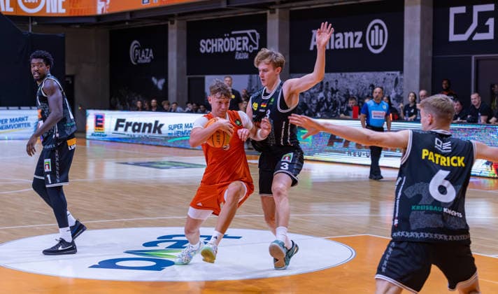 Zoran Milicic (Orange Academy Ulm, 44) gegen Paul Viefhues (Kreisbau Kirchheim Knights, 03). Johannes Patrick (Kreisbau Kirchheim Knights, 06) & Philip Alston (Kreisbau Kirchheim Knights, 01) GER, Kreisbau Knights vs. SBB Baskets, Basketball, ProA, 1. Spieltag, Spielzeit 2026 2027, 26.09.2026 GER, Orange_Academy_Ulm vs Kreisbau Kirchheim Knights, Basketball, ProA, 2. Spieltag, Spielzeit 2026 2027, 02.10.2026 Ulm Copyright: xEibner-Pressefoto DavidexDixGiovx EP_DGI