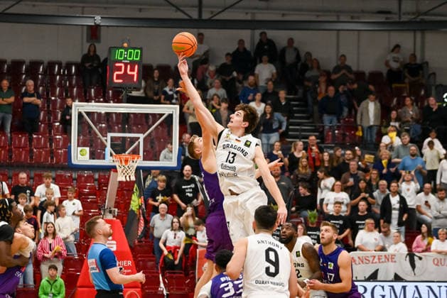 Elijah Braun (Artland Dragons, 13) gewinnt den Tip-Off Artland Dragons vs. BG Goettingen, 2. Basketball-Bundesliga, Pro A, 2. Spieltag, Saison 2026 2027, 02.10.2026, Artland Dragons vs. BG Goettingen, 2. Basketball-Bundesliga, Pro A, 2. Spieltag, Saison 2026 2027, 02.10.2026 Quakenbrueck Copyright: xEibner-Pressefoto RobertxGertzenx EP_RGN