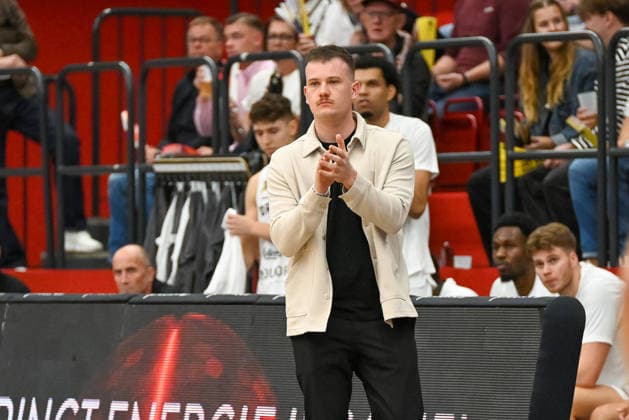 Hendrik Gruhn (Artland Dragons, Coach) applaudiert Artland Dragons vs. BG Goettingen, 2. Basketball-Bundesliga, Pro A, 2. Spieltag, Saison 2026 2027, 02.10.2026, Artland Dragons vs. BG Goettingen, 2. Basketball-Bundesliga, Pro A, 2. Spieltag, Saison 2026 2027, 02.10.2026 Quakenbrueck Copyright: xEibner-Pressefoto RobertxGertzenx EP_RGN