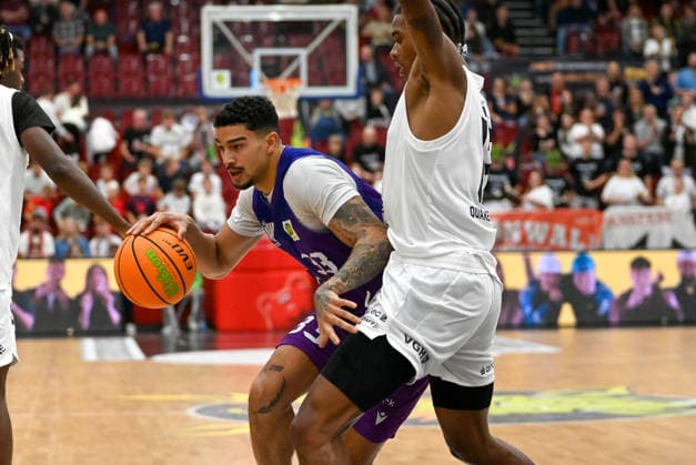 Tai Bibbs (BG Goettingen, 33) am Ball gegen Elijah Ndi (Artland Dragons, 12) Artland Dragons vs. BG Goettingen, 2. Basketball-Bundesliga, Pro A, 2. Spieltag, Saison 2026 2027, 02.10.2026, Artland Dragons vs. BG Goettingen, 2. Basketball-Bundesliga, Pro A, 2. Spieltag, Saison 2026 2027, 02.10.2026 Quakenbrueck Copyright: xEibner-Pressefoto RobertxGertzenx EP_RGN