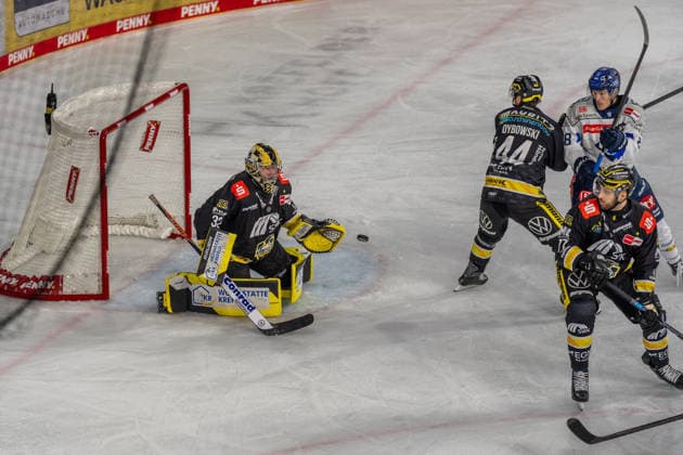Juha Jatkola (Krefeld Pinguine, 32) faengt den Puck, GER, Krefeld Pinguine vs. ERC Ingolstadt, Eishockey, PENNY DEL, 5. Spieltag, Spielzeit 2026 2027, 02.10.2026 GER, Krefeld Pinguine vs. ERC Ingolstadt, Eishockey, PENNY DEL, 5. Spieltag, Spielzeit 2026 2027, 02.10.2026 Krefeld Copyright: xEibner-Pressefoto FabianxFriesex EP_FFE