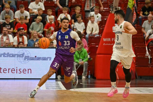 Tai Bibbs (BG Goettingen, 33) am Ball gegen Buzz Anthony (Artland Dragons, 09) Artland Dragons vs. BG Goettingen, 2. Basketball-Bundesliga, Pro A, 2. Spieltag, Saison 2026 2027, 02.10.2026, Artland Dragons vs. BG Goettingen, 2. Basketball-Bundesliga, Pro A, 2. Spieltag, Saison 2026 2027, 02.10.2026 Quakenbrueck Copyright: xEibner-Pressefoto RobertxGertzenx EP_RGN