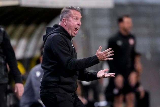 Markus Kauczinski (Trainer, Cheftrainer, SVS), gibt Anweisungen, gestikuliert, mit den Armen gestikulieren, Einzelbild, Einzelfoto, Aktion, Action, 02.10.2026, Sandhausen (Deutschland), Fussball, Regionalliga Südwest, SV Sandhausen - 1. FC Kaiserslautern II
