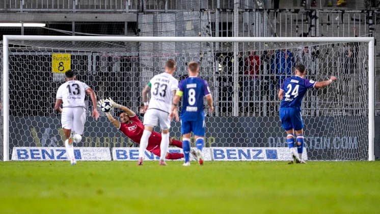 Arthur Lyska (Torwart, SVS, 1) hält den Elfmeter von Oleg Skakun (Scacun, FCK, 24), pariert den Ball, Parade, Glanzparade, hält den Ball, Highlight, Action, Aktion, Action, Spielszene, 02.10.2026, Sandhausen (Deutschland), Fussball, Regionalliga Südwest, SV Sandhausen - 1. FC Kaiserslautern II