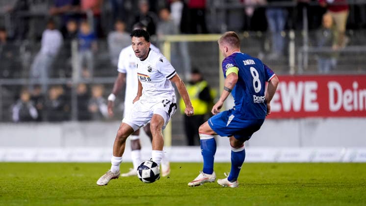 v.li.: Arianit Ferati (SVS, 47), Jean Zimmer (FCK, 8, Kapitän), Zweikampf, Spielszene, Duell, duel, tackle, tackling, Dynamik, Action, Aktion, 02.10.2026, Sandhausen (Deutschland), Fussball, Regionalliga Südwest, SV Sandhausen - 1. FC Kaiserslautern II
