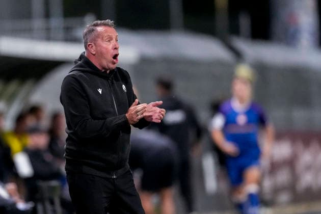 Markus Kauczinski (Trainer, Cheftrainer, SVS), gibt Anweisungen, gestikuliert, mit den Armen gestikulieren, Einzelbild, Einzelfoto, Aktion, Action, 02.10.2026, Sandhausen (Deutschland), Fussball, Regionalliga Südwest, SV Sandhausen - 1. FC Kaiserslautern II