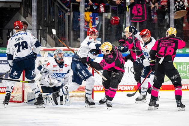 Alex Trivellato (53, Schwenninger Wild Wings, SWW ) Jackson Cates (26, Nuernberg Ice Tigers, NIT ) vor Joacim Eriksson (60, Schwenninger Wild Wings, SWW ), Nuernberg Ice Tigers vs. Schwenninger Wild Wings, Eishockey, Penny DEL, 5. Spieltag, 02.10.2026, Nuernberg Ice Tigers vs. Schwenninger Wild Wings, Eishockey, Penny DEL, 5. Spieltag, 02.10.2026 Copyright: xEibner-Pressefoto ThomasxHahnx EP_NIT