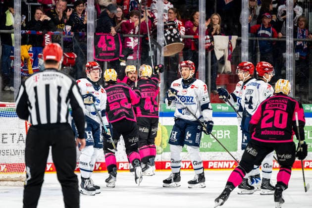traurige Wild Wings nach Gegentor, Nuernberg Ice Tigers vs. Schwenninger Wild Wings, Eishockey, Penny DEL, 5. Spieltag, 02.10.2026, Nuernberg Ice Tigers vs. Schwenninger Wild Wings, Eishockey, Penny DEL, 5. Spieltag, 02.10.2026 Copyright: xEibner-Pressefoto ThomasxHahnx EP_NIT