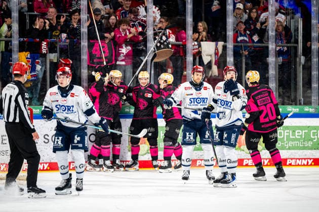 traurige Wild Wings nach Gegentor, Nuernberg Ice Tigers vs. Schwenninger Wild Wings, Eishockey, Penny DEL, 5. Spieltag, 02.10.2026, Nuernberg Ice Tigers vs. Schwenninger Wild Wings, Eishockey, Penny DEL, 5. Spieltag, 02.10.2026 Copyright: xEibner-Pressefoto ThomasxHahnx EP_NIT