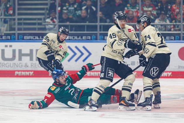 D.J. Busdeker (14, Augsburger Panther), Tyler Morley (86, Grizzlys Wolfsburg), Robert Lynch (49, Grizzlys Wolfsburg) und Lester Lancaster (74, Grizzlys Wolfsburg) beim Spiel zwischen Augsburger Panther v Grizzlys Wolfsburg, Eishockey, Herren, DEL, 2026 2027, 5.Spieltag am 02.10.2026 in Augsburg, Curt-Frenzel-Stadion. Bayern Deutschland