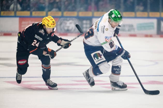 Philipp Bidoul (Loewen Frankfurt, 24), Rihards Griva (Eisbaeren Berlin, 23) GER, Loewen Frankfurt vs. Eisbaeren Berlin, Eishockey, PENNY DEL, 5. Spieltag, Spielzeit 2026 2027, 02.10.2026 GER, Loewen Frankfurt vs. Eisbaeren Berlin, Eishockey, PENNY DEL, 5. Spieltag, Spielzeit 2026 2027, 02.10.2026 Frankfurt am Main Copyright: xEibner-Pressefoto AttilaxZigax EP_AZA