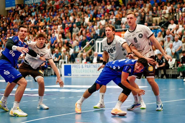 Yonatan Dayan (HBW Balingen-Weilstetten, 34), Tom Bergner (Bergischer HC, 28) und Nico Schoettle (Bergischer HC, 08) GER, HBW Balingen-Weilstetten vs. Bergischer HC, Handball, Opel Handball-Bundesliga, 7. Spieltag, Spielzeit 2026 2027, 02.10.2026 GER, HBW Balingen-Weilstetten vs. Bergischer HC, Handball, Opel Handball-Bundesliga, 7. Spieltag, Spielzeit 2026 2027, 02.10.2026 Balingen Copyright: xEibner-Pressefoto KirstenxJaegerx