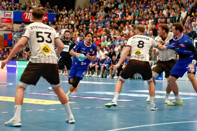 Yonatan Dayan (HBW Balingen-Weilstetten, 34) vorne rechts, Nico Schoettle (Bergischer HC, 08), , GER, HBW Balingen-Weilstetten vs. Bergischer HC, Handball, Opel Handball-Bundesliga, 7. Spieltag, Spielzeit 2026 2027, 02.10.2026 GER, HBW Balingen-Weilstetten vs. Bergischer HC, Handball, Opel Handball-Bundesliga, 7. Spieltag, Spielzeit 2026 2027, 02.10.2026 Balingen Copyright: xEibner-Pressefoto KirstenxJaegerx