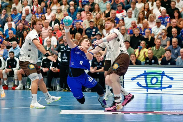 Zweikampf, Duell, Kampf, tackle, duel, duel, fight, tackle Tom Bergner (Bergischer HC, 28), Magnus Grupe (HBW Balingen-Weilstetten, 08) und Johannes Wasielewski (Bergischer HC, 77), , GER, HBW Balingen-Weilstetten vs. Bergischer HC, Handball, Opel Handball-Bundesliga, 7. Spieltag, Spielzeit 2026 2027, 02.10.2026 GER, HBW Balingen-Weilstetten vs. Bergischer HC, Handball, Opel Handball-Bundesliga, 7. Spieltag, Spielzeit 2026 2027, 02.10.2026 Balingen Copyright: xEibner-Pressefoto KirstenxJaegerx
