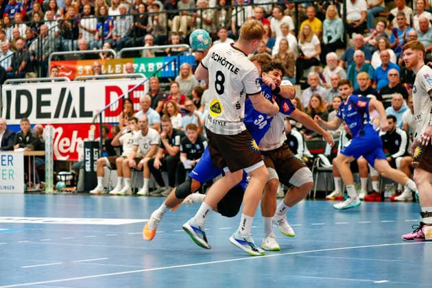 Nico Schoettle (Bergischer HC, 08) und Yonatan Dayan (HBW Balingen-Weilstetten, 34), GER, HBW Balingen-Weilstetten vs. Bergischer HC, Handball, Opel Handball-Bundesliga, 7. Spieltag, Spielzeit 2026 2027, 02.10.2026 GER, HBW Balingen-Weilstetten vs. Bergischer HC, Handball, Opel Handball-Bundesliga, 7. Spieltag, Spielzeit 2026 2027, 02.10.2026 Balingen Copyright: xEibner-Pressefoto KirstenxJaegerx