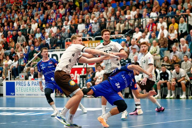 Lars Kooij (Bergischer HC, 15) Yonatan Dayan (HBW Balingen-Weilstetten, 34) und Lars Kooij (Bergischer HC, 15), GER, HBW Balingen-Weilstetten vs. Bergischer HC, Handball, Opel Handball-Bundesliga, 7. Spieltag, Spielzeit 2026 2027, 02.10.2026 GER, HBW Balingen-Weilstetten vs. Bergischer HC, Handball, Opel Handball-Bundesliga, 7. Spieltag, Spielzeit 2026 2027, 02.10.2026 Balingen Copyright: xEibner-Pressefoto KirstenxJaegerx