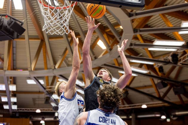 HAKRO Merlins Crailsheim - Tigers Tuebingen, Herren, 2. Bundesliga, Barmer 2. Basketball Bundesliga, pro A, 2. Spieltag, Spielzeit 2026 2027, 02.10.2026 Creighton Morisch (Tigers Tuebingen, 24) gegen Lucas Mayer (HAKRO Merlins Crailsheim, 08) und Booker Coplin (HAKRO Merlins Crailsheim, 06) unter dem Korb