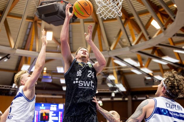 HAKRO Merlins Crailsheim - Tigers Tuebingen, Herren, 2. Bundesliga, Barmer 2. Basketball Bundesliga, pro A, 2. Spieltag, Spielzeit 2026 2027, 02.10.2026 Creighton Morisch (Tigers Tuebingen, 24) gegen Lucas Mayer (HAKRO Merlins Crailsheim, 08) und Booker Coplin (HAKRO Merlins Crailsheim, 06) unter dem Korb