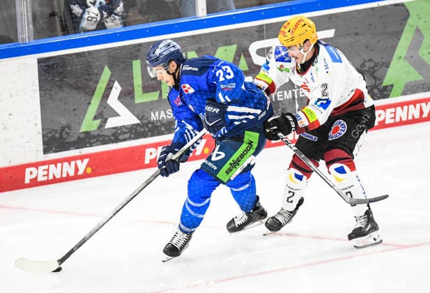 Straubing Tigers vs. Pinguins Bremerhaven, Eishockey, Deutsche Eishockey Liga, Penny DEL, 5.Spieltag, Saison 2026 2027, 02.10.2026 J.C. Beaudin (Straubing Tigers) an der Bande mit Akito Hirose (Pinguins Bremerhaven), Eishockey Herren, Deutsche Eishockey Liga, Penny DEL, 5.Spieltag, Saison 2026 2027 am 02.10.2026 im Eisstadion am Pulverturm, Straubing Tigers (blau) gegen Pinguins Bremerhaven (weiss)