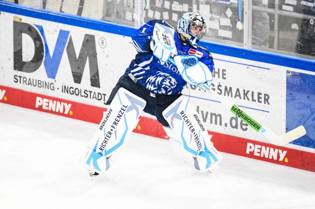Straubing Tigers vs. Pinguins Bremerhaven, Eishockey, Deutsche Eishockey Liga, Penny DEL, 5.Spieltag, Saison 2026 2027, 02.10.2026 Florian Bugl (Straubing Tigers), Eishockey Herren, Deutsche Eishockey Liga, Penny DEL, 5.Spieltag, Saison 2026 2027 am 02.10.2026 im Eisstadion am Pulverturm, Straubing Tigers (blau) gegen Pinguins Bremerhaven (weiss)